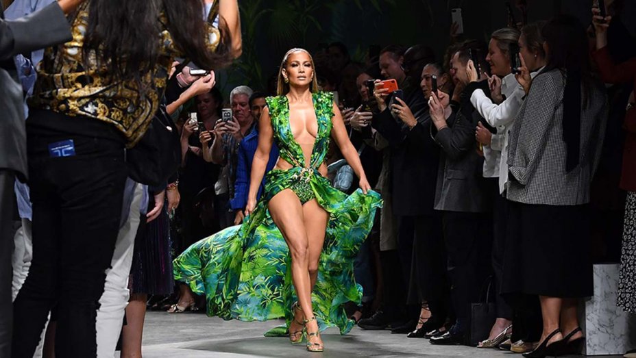 Jennifer Lopez 穿着Versace 2020年春季时装秀新系列